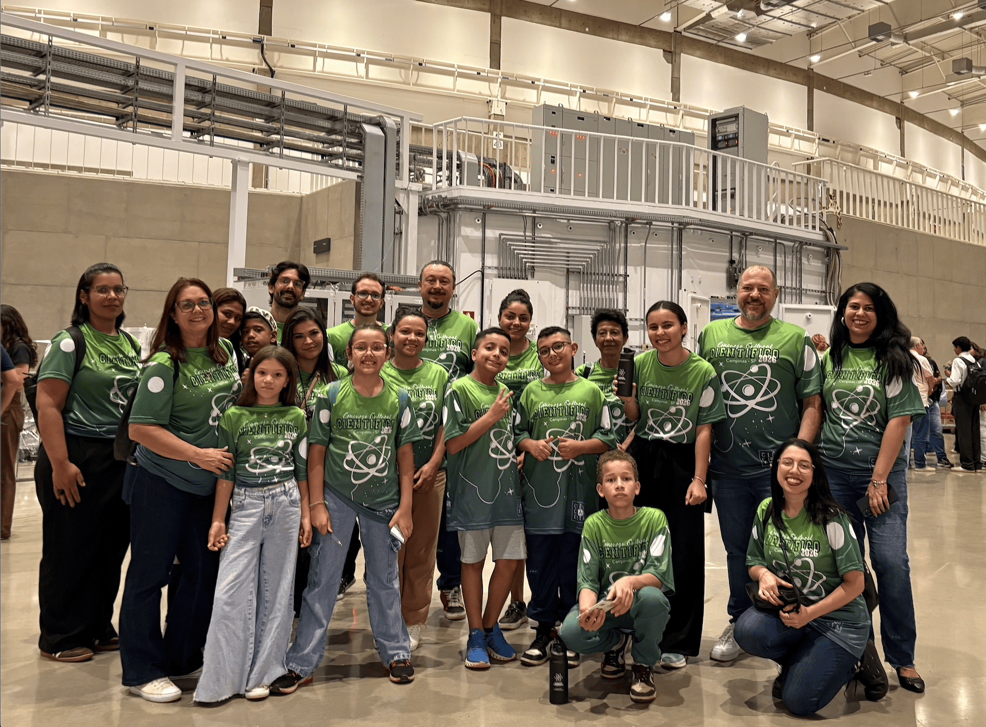 Estudantes de São José dos Pinhais reunidos durante visita ao acelerador de partículas Sirius no CNPEM, em Campinas.