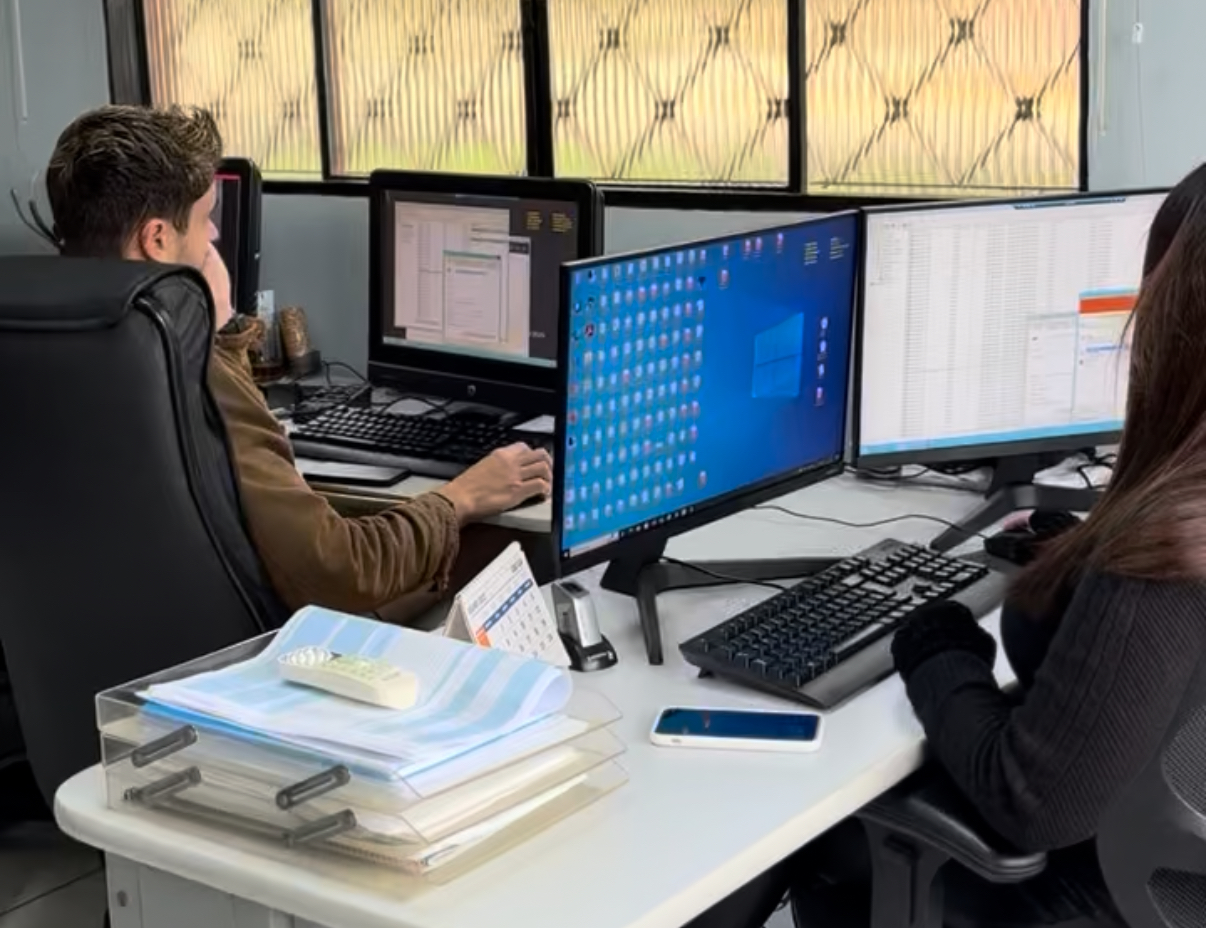 Equipe de suporte técnico Help Desk da Prefeitura de São José dos Pinhais realizando atendimento digital.