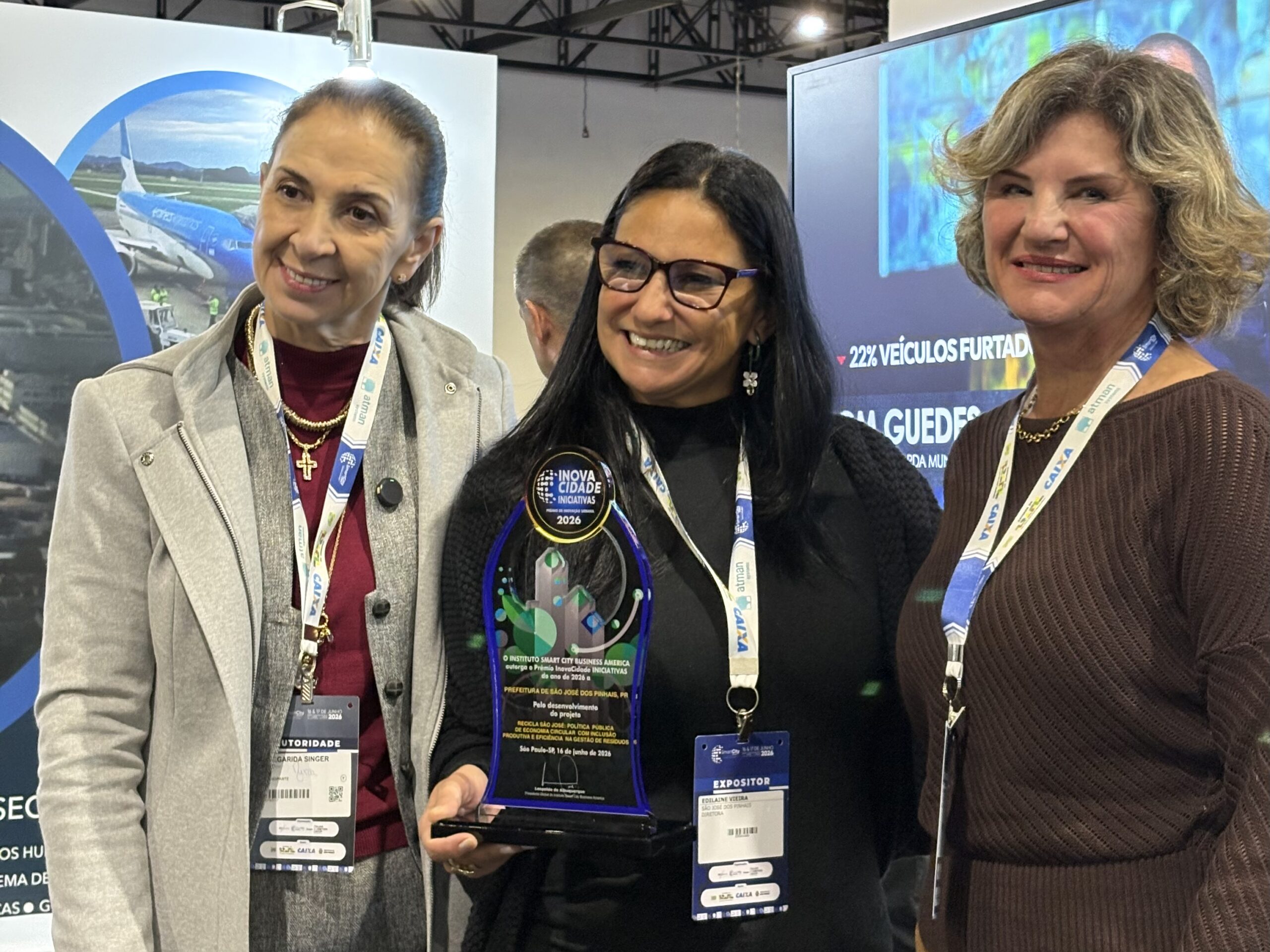 Representantes de São José dos Pinhais recebendo o prêmio do projeto Recicla São José na categoria de Economia Circular e Inclusão Produtiva no Smart City Business 2026.