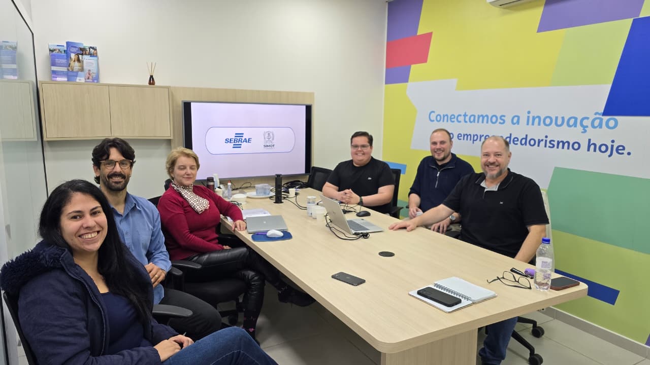 Representantes da SIMOT e do Sebrae PR reunidos para debater o Programa Cidade Inteligente.