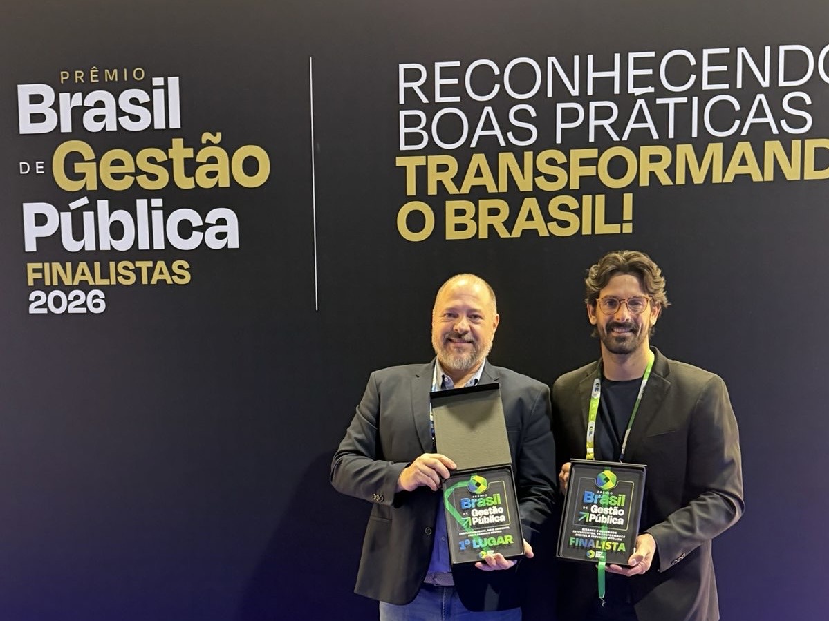 Representantes de São José dos Pinhais recebendo o troféu de 1º lugar no Prêmio Brasil de Gestão Pública durante a ExpoGov Brasil.