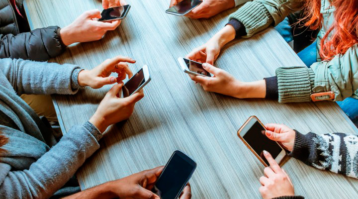 Ponto de acesso ao Wi-Fi Livre da Prefeitura de São José dos Pinhais em uma unidade pública.