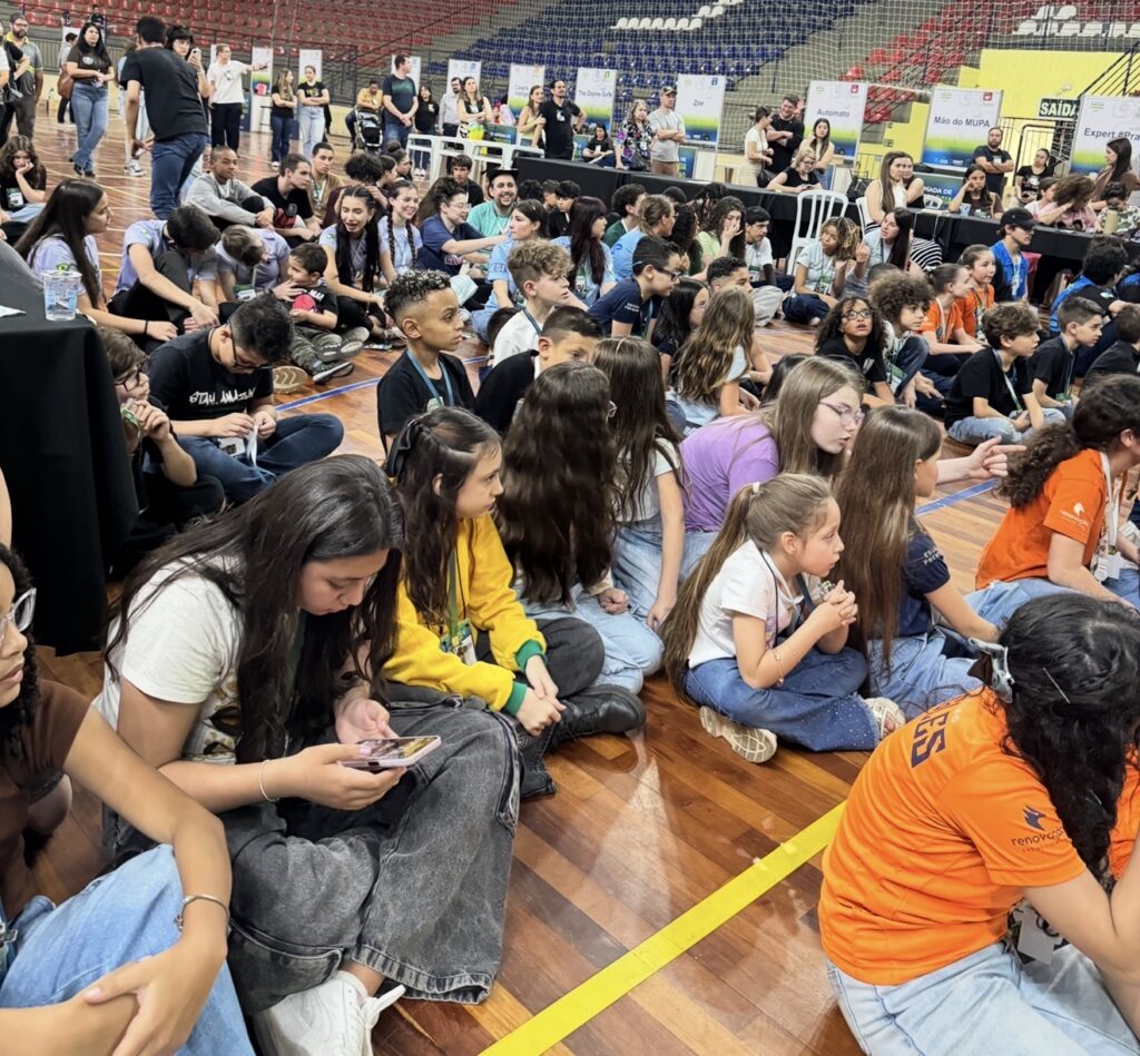 Centenas de crianças, adolescentes e famílias participaram da Olimpíada de Robótica de São José dos Pinhais.