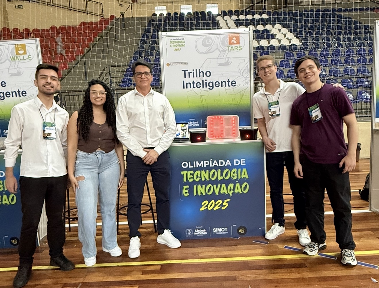 Crianças, adolescentes e famílias participando da Olimpíada de Robótica de São José dos Pinhais
