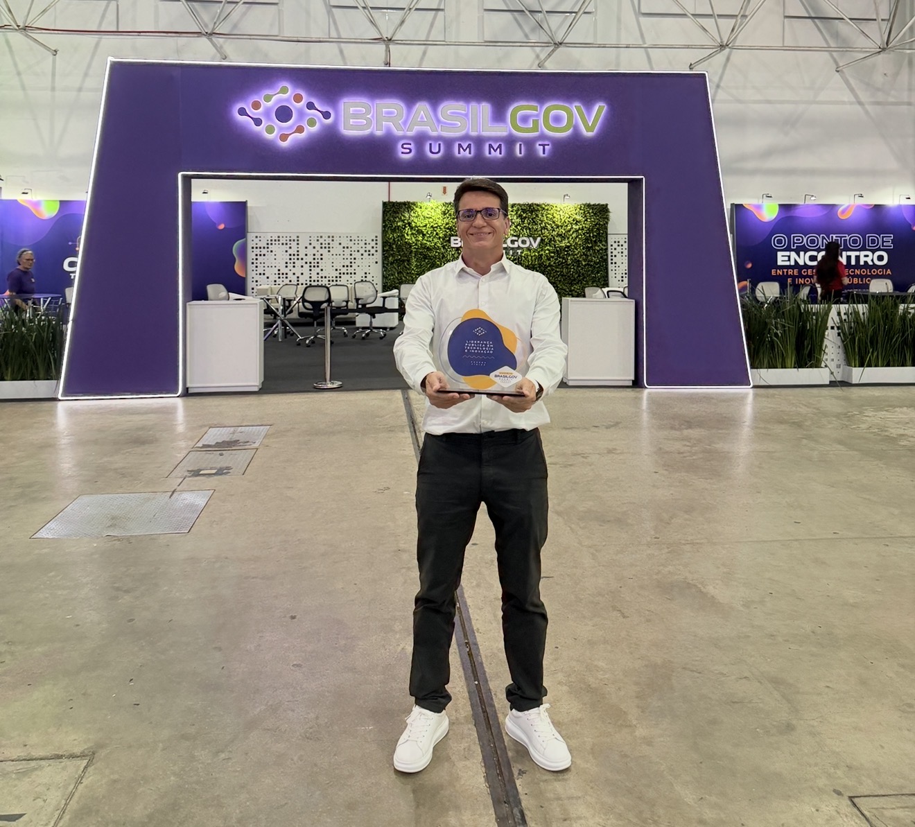 Rafael Rueda Muhlmann recebe prêmio no BrasilGov Summit 2026