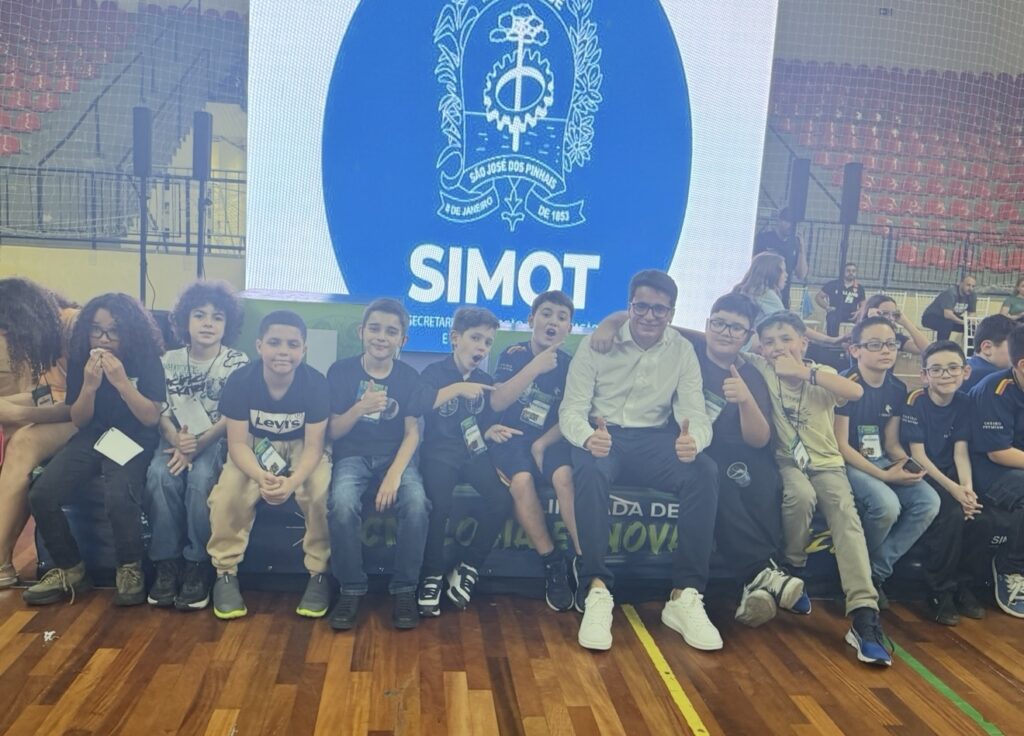 Rafael Rueda Muhlmann com as crianças que participaram da 2ª Olimpíada de Robótica de São José dos Pinhais